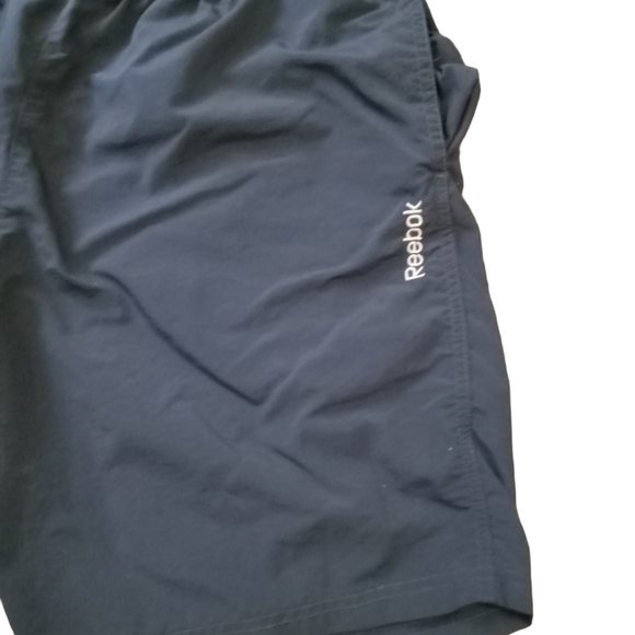 Reebok 100% nylon side, back pocket, elastic, drawstring mens athletic shorts. - Picture 3 of 5